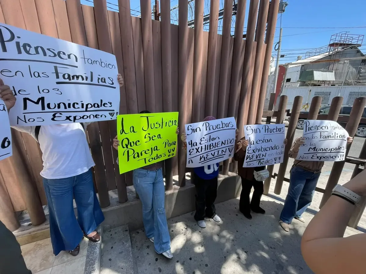 La familia del policía Kevin Álvarez cuestiona la legalidad del proceso judicial en su contra.
