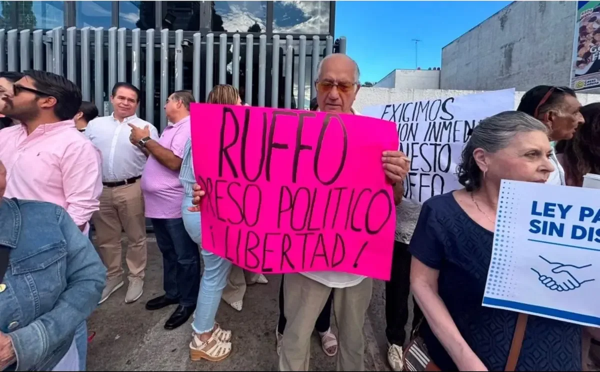 Legisladores y simpatizantes del PAN demandan trato equitativo en investigaciones judiciales.