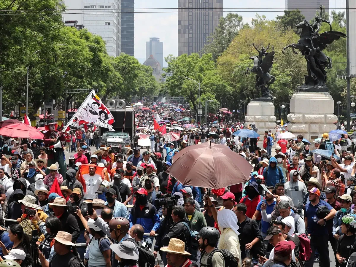Miles de maestros acampan en la Plaza de la Constitución, impactando la inauguración del Mundial.