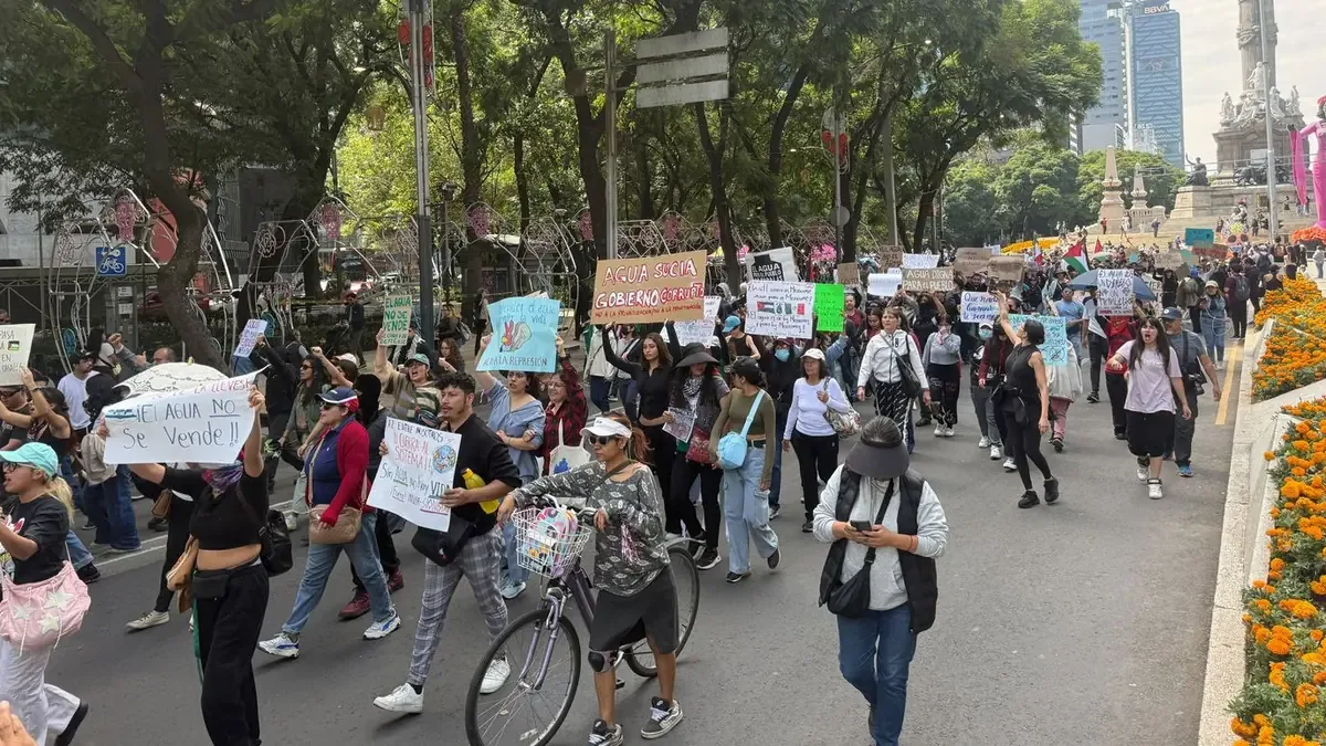 Manifestantes exigen el acceso al agua como un derecho humano esencial.