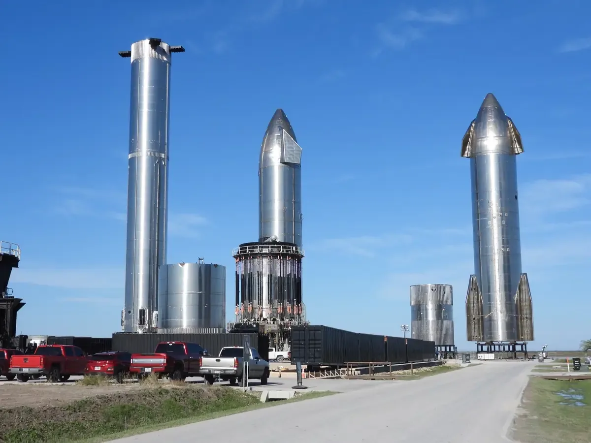 Manifestantes de Conibio Global exigen atención ante la contaminación que generan los vuelos de SpaceX.