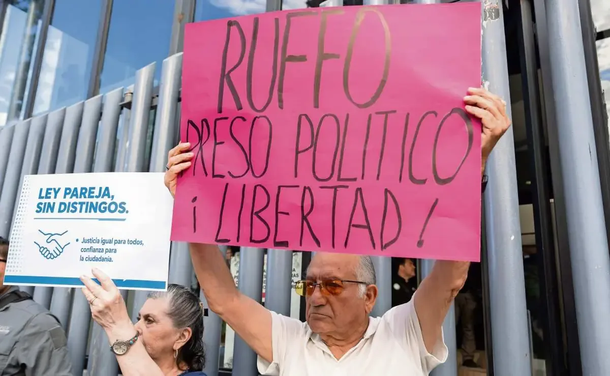 La detención del exgobernador panista genera controversia y acusaciones de persecución política.