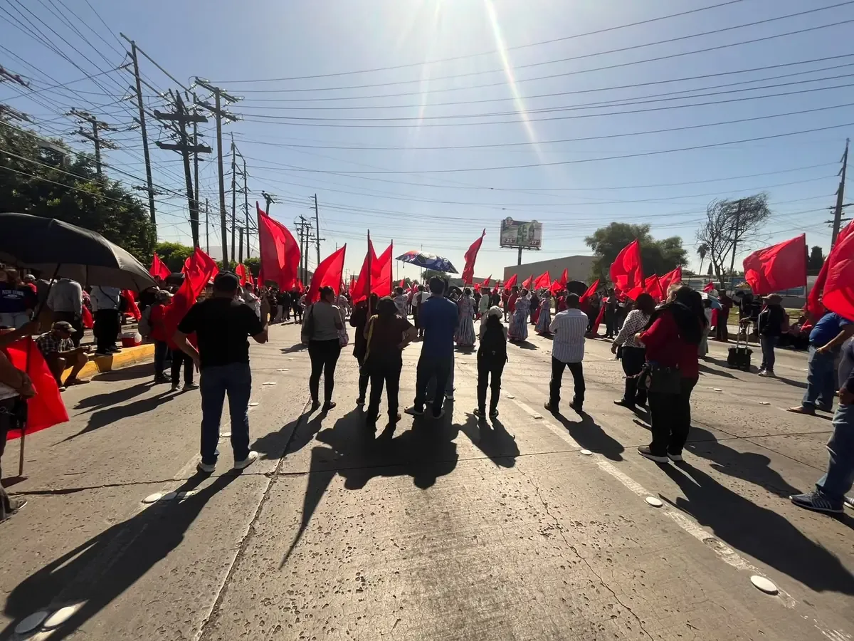 Habitantes de Tijuana exigen solución a problemas de electrificación en colonias rezagadas.