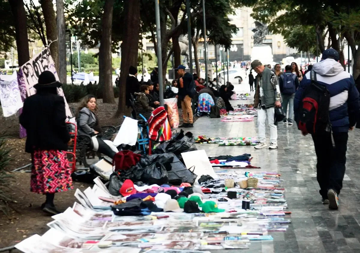 Protestas de comerciantes en CDMX por la instalación de kioscos en la Alameda.