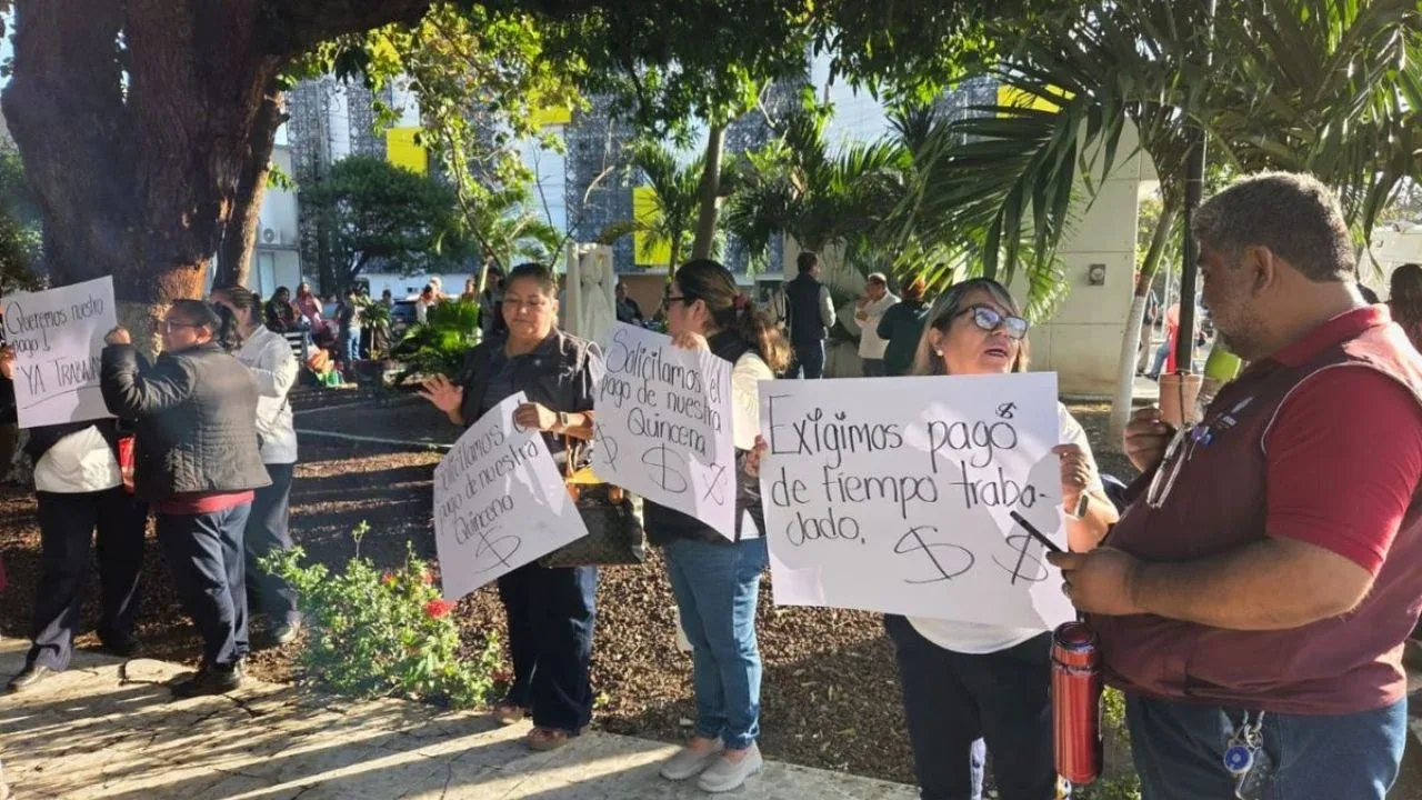 Protestas del personal de Salud en Veracruz exigiendo salarios atrasados.