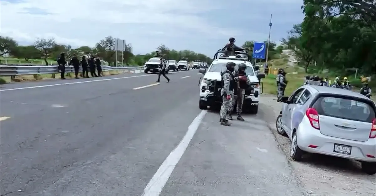 Habitantes bloquean la carretera exigiendo mantener abierto el acceso a su colonia.