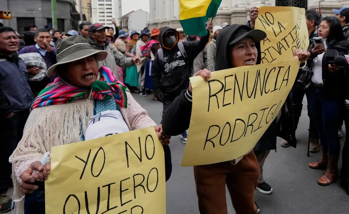 Diversos sectores sociales incrementan bloqueos en carreteras de Bolivia ante la crisis económica y la falta de respuestas del gobierno.