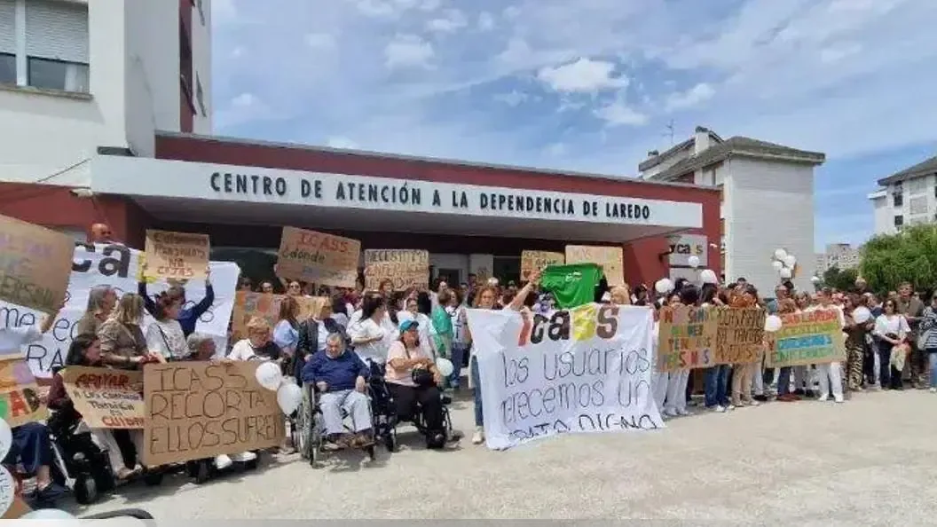 Trabajadores exigen soluciones ante la crisis en atención a personas dependientes.