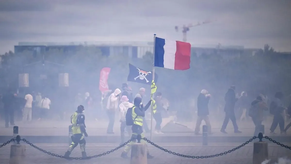 Las protestas en Francia reflejan el descontento social por el aumento en el costo de vida y la mala calidad de servicios públicos.
