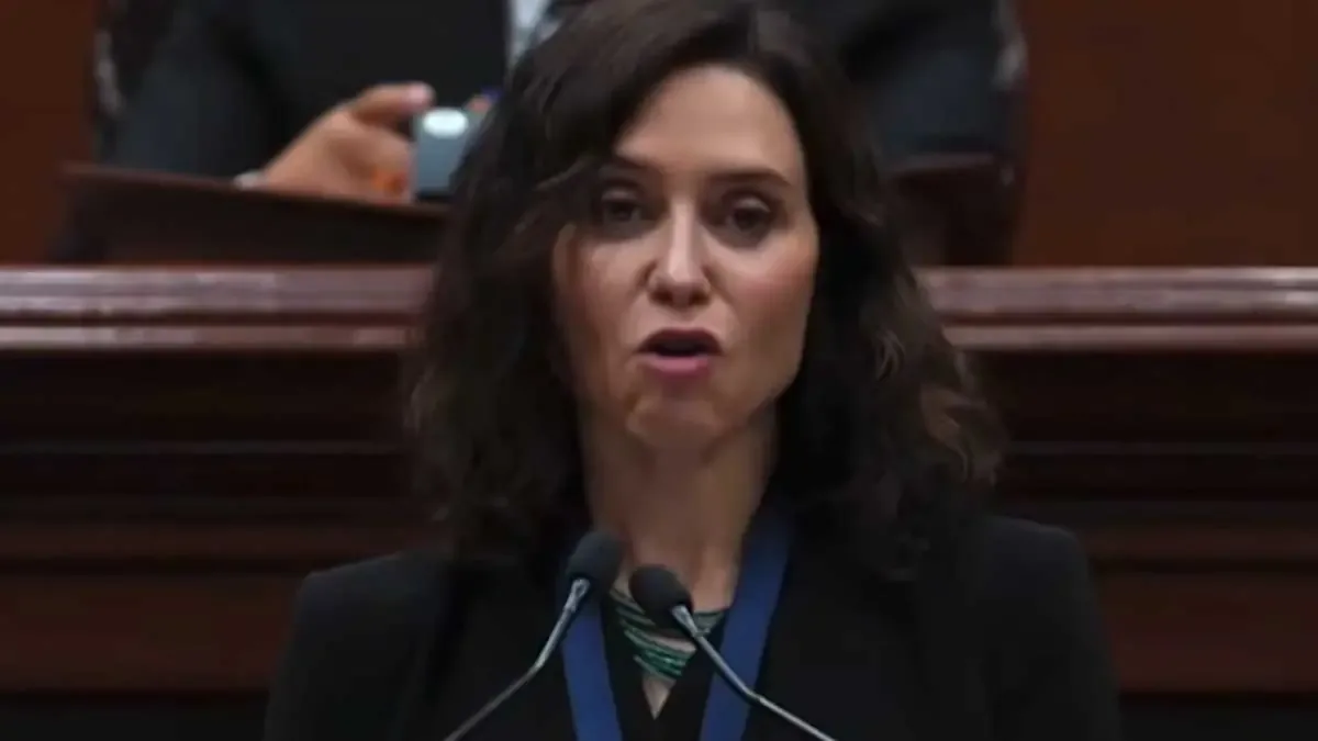 La presidenta de la Comunidad de Madrid fue galardonada, pero enfrentó manifestaciones durante su ceremonia.