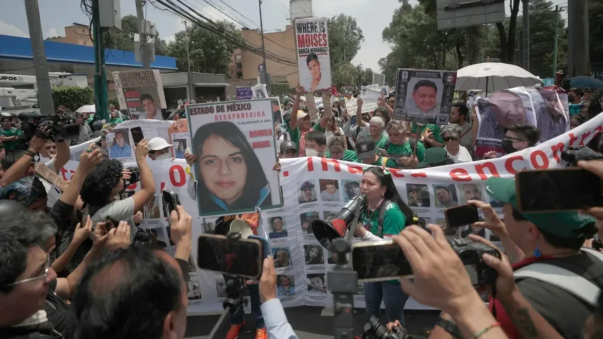 Durante la apertura del Mundial, manifestantes y policías se enfrentaron en la CDMX, reflejando la crisis de desaparecidos en el país.