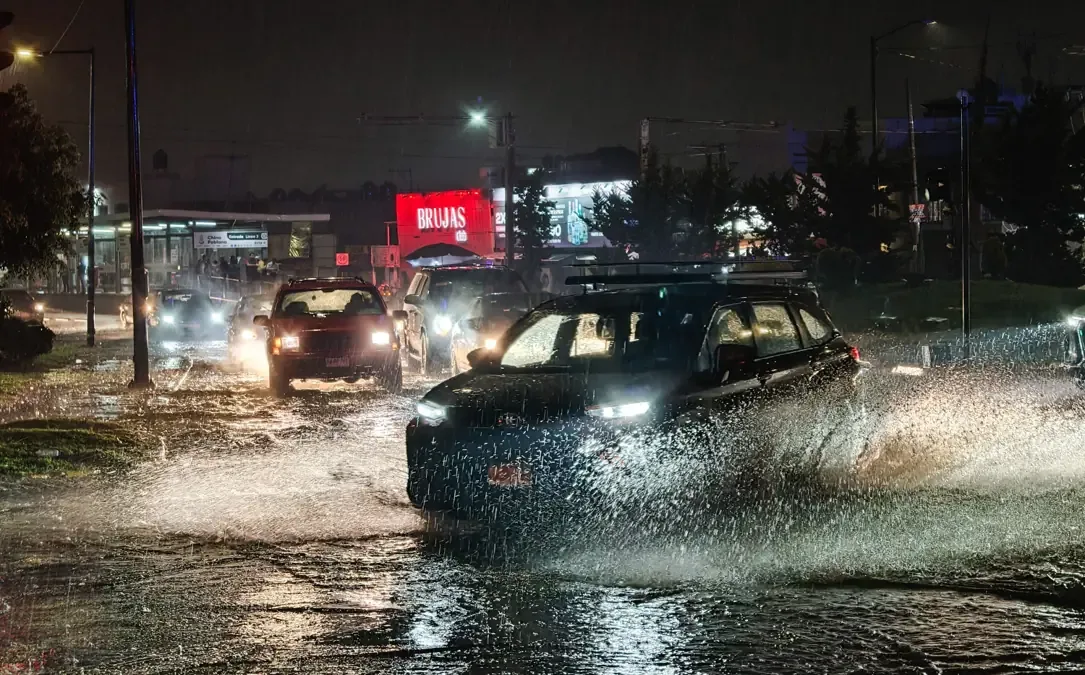 La ciudadanía debe estar atenta a las advertencias de protección civil ante condiciones climáticas adversas.