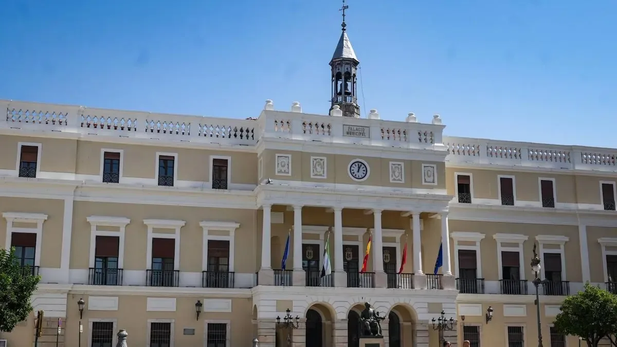 La estrategia busca mejorar la atención ciudadana y garantizar transparencia en el uso de IA.