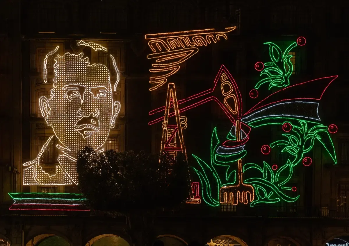 La decoración conmemora las Fiestas Patrias e iluminará espacios públicos durante septiembre.