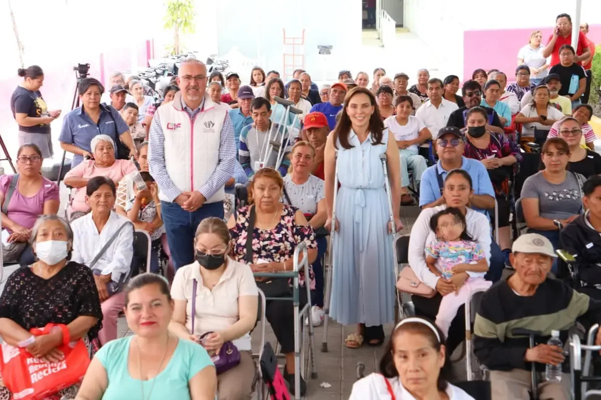 El Gobierno municipal apoya a personas con discapacidad a través del DIF con dispositivos que facilitan su movilidad.