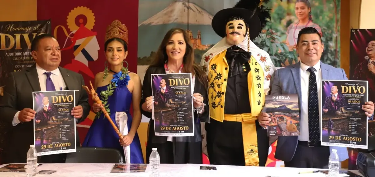 El tributo incluye orquesta, mariachi y ballet folclórico, reviviendo los éxitos del "Divo de Juárez".