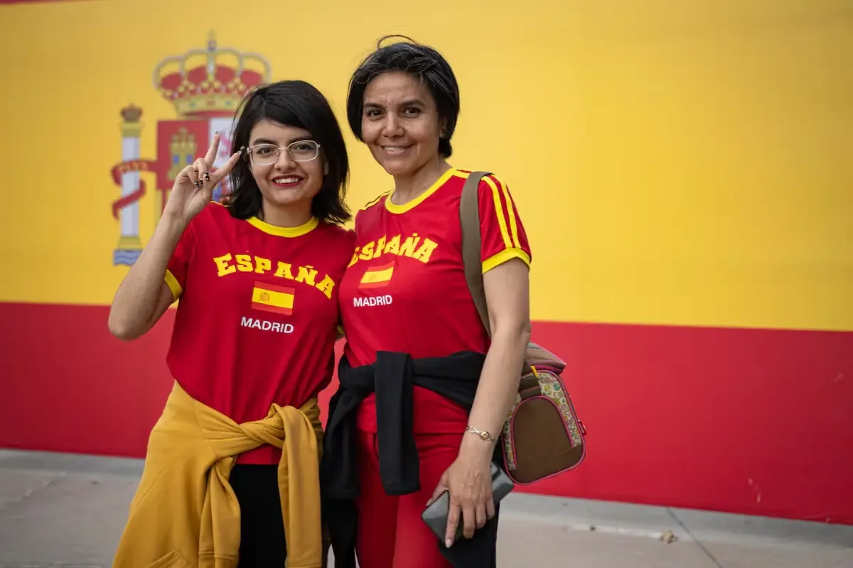 La ciudad se llena de entusiasmo con la llegada de la campeona mundial y celebra el próximo Mundial con un amistoso significativo.
