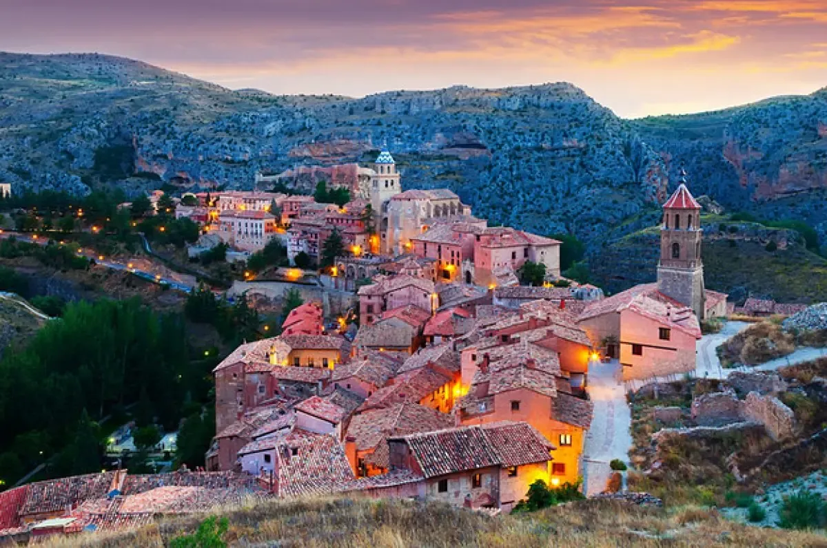 Descubre 57 rincones únicos en España ideales para disfrutar en familia durante las vacaciones.
