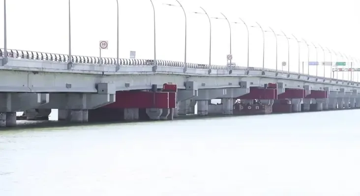 La obra, crucial para la movilidad turística, enfrenta dudas tras la difusión de imágenes de posibles deformaciones.