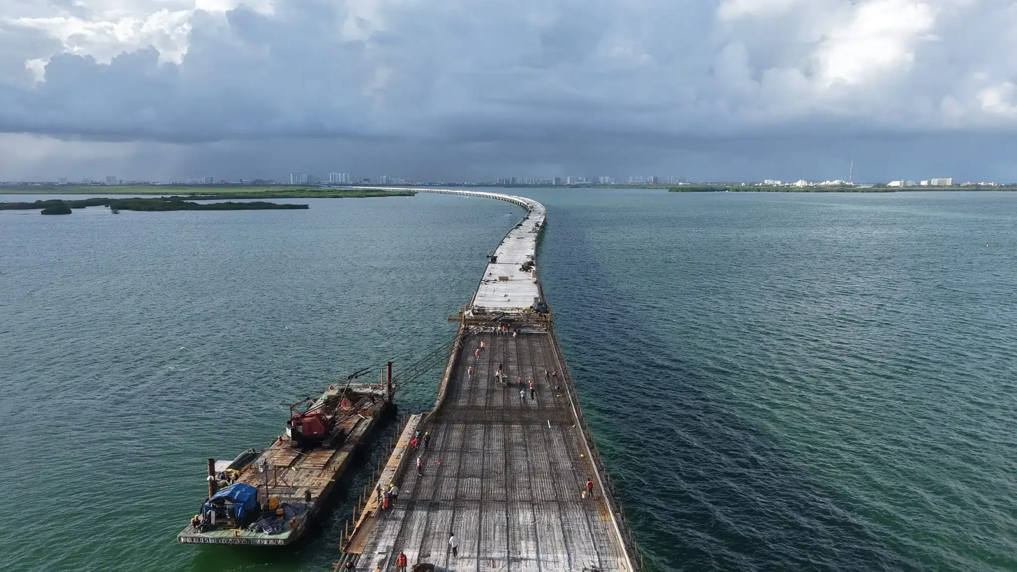 Puente Vehicular Nichupté en construcción, crucial para la movilidad en Cancún.