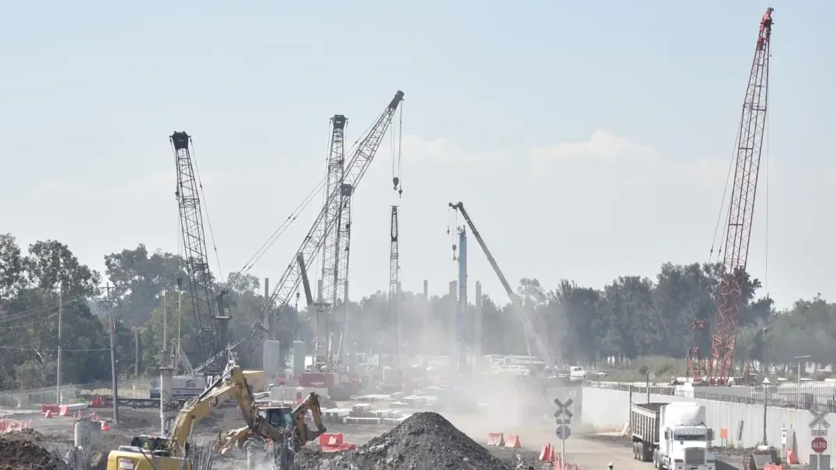 La construcción de puentes en la zona oriente mejorará la conectividad entre el Estado de México y la capital.