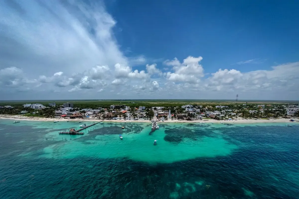 La inversión busca ampliar la infraestructura para la contención del sargazo y proteger las playas de la zona.