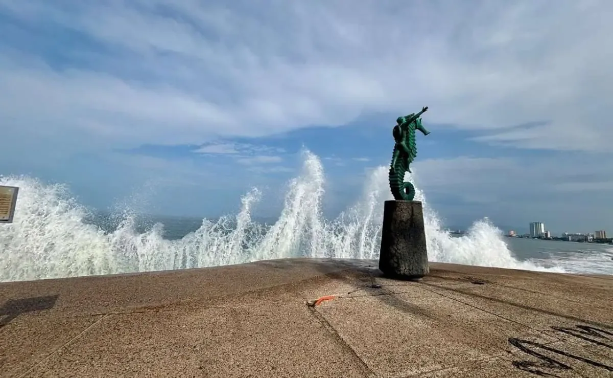 La llegada del huracán Simón inquieta a habitantes y turistas en Puerto Vallarta.