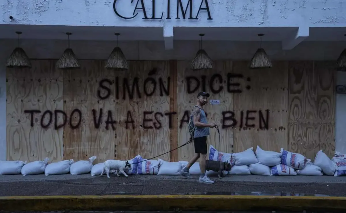 Habitantes y turistas de Puerto Vallarta expresan temor y esperanzas ante la llegada del huracán Simón.