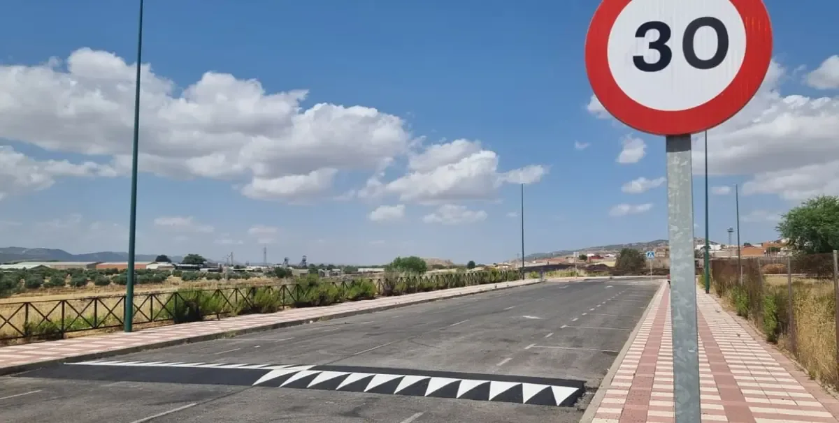 El Ayuntamiento actúa ante las quejas vecinales por la velocidad excesiva en barrios populares.
