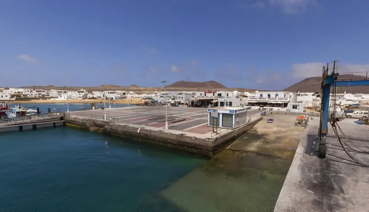 Puertos de Lanzarote muestran crecimiento en el tráfico de pasajeros, destacando el puerto de Playa Blanca.