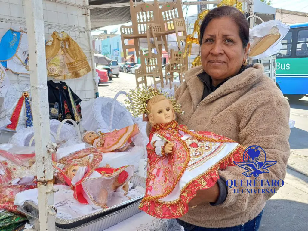 Puesto de ropones en el mercado de La Cruz, listo para la Candelaria.