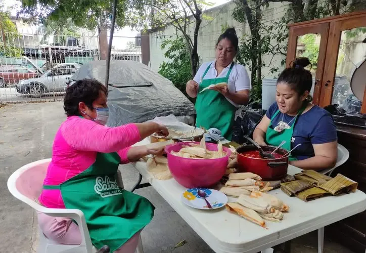 Puestos de tamales listos para el Día de la Candelaria en Cancún.