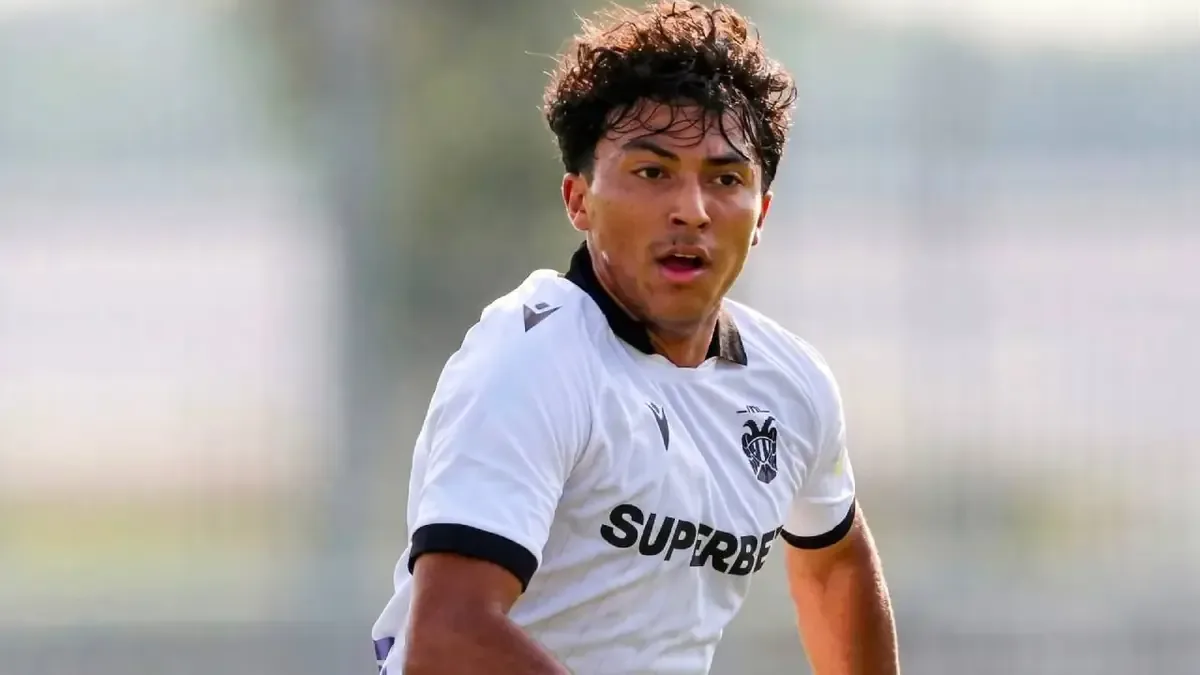 Pumas de la UNAM aclara la situación de Guillermo Martínez ante rumores de su posible transferencia a Tigres.