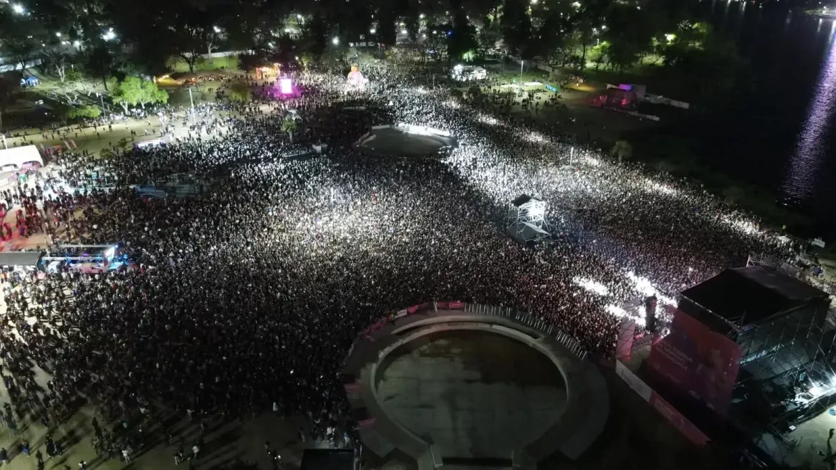 La banda cordobesa ofreció un espectáculo que atrajo a una multitud al Parque del Sur.