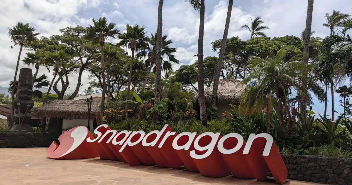 Qualcomm enfrenta retos financieros por el cambio de Apple a su tecnología propia en los nuevos iPhones.