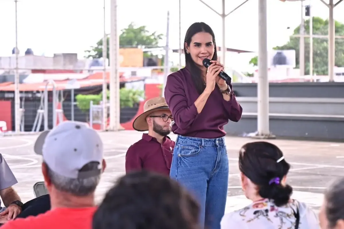 La alcaldesa con licencia de Manzanillo es acusada de promocionarse antes de tiempo.