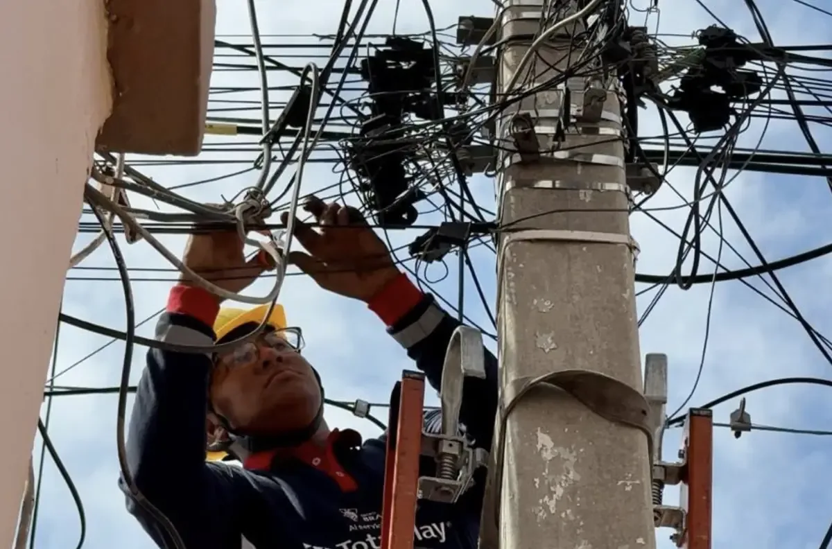 El retiro de cableado obsoleto en Querétaro busca mejorar la seguridad y estética de la ciudad.