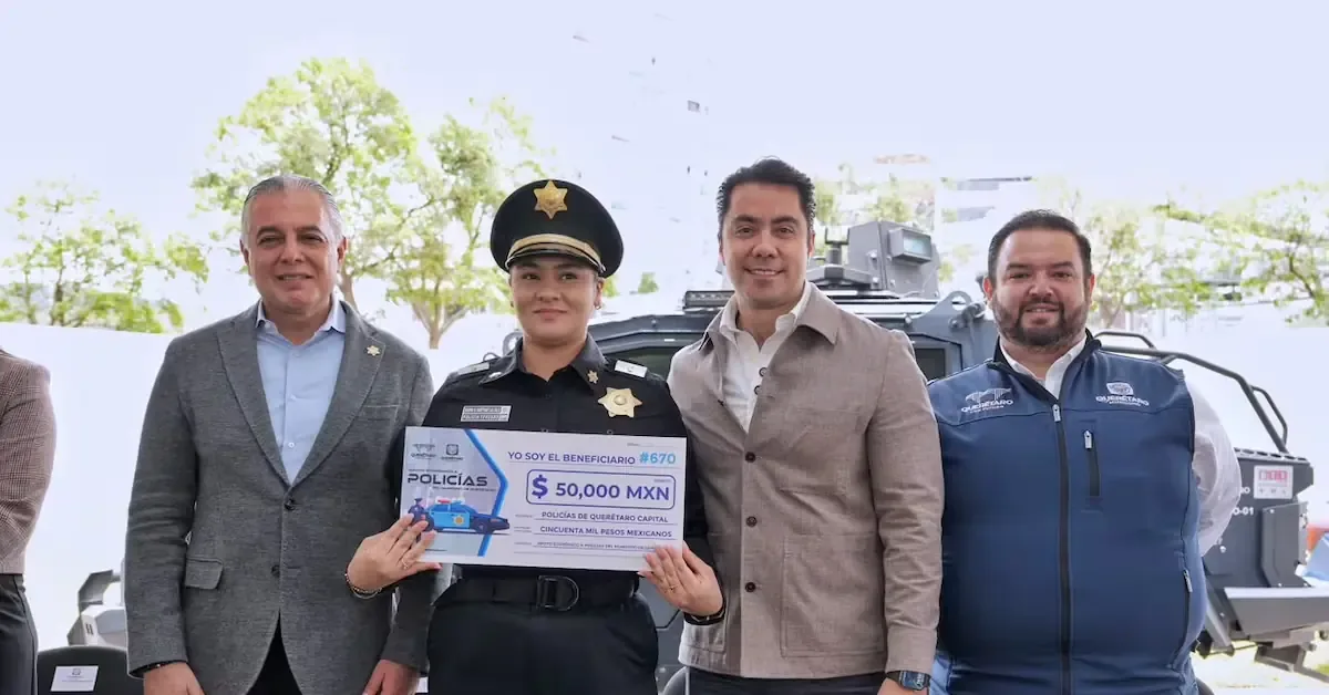 Felifer Macías entrega 370 apoyos económicos a la Secretaría de Seguridad Pública para mejorar la calidad de vida de los policías.