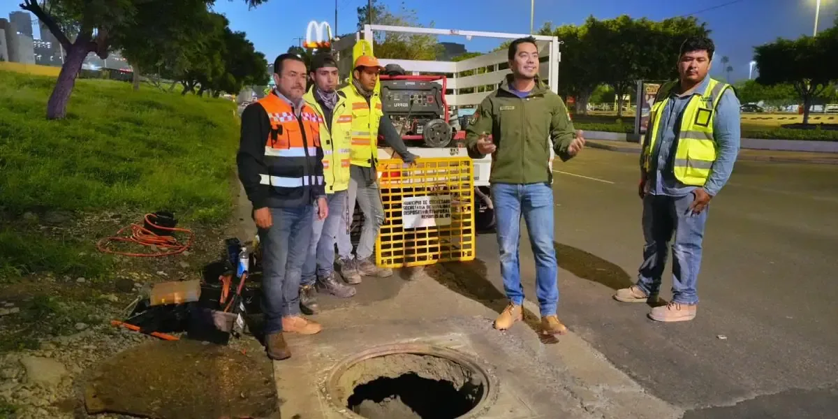 La colocación de rejillas busca mejorar la seguridad vial en el municipio.