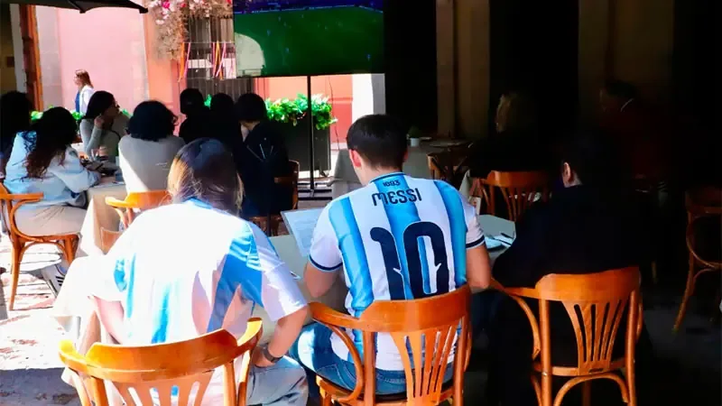 La industria local se beneficia a pesar de no ser sede de partidos.