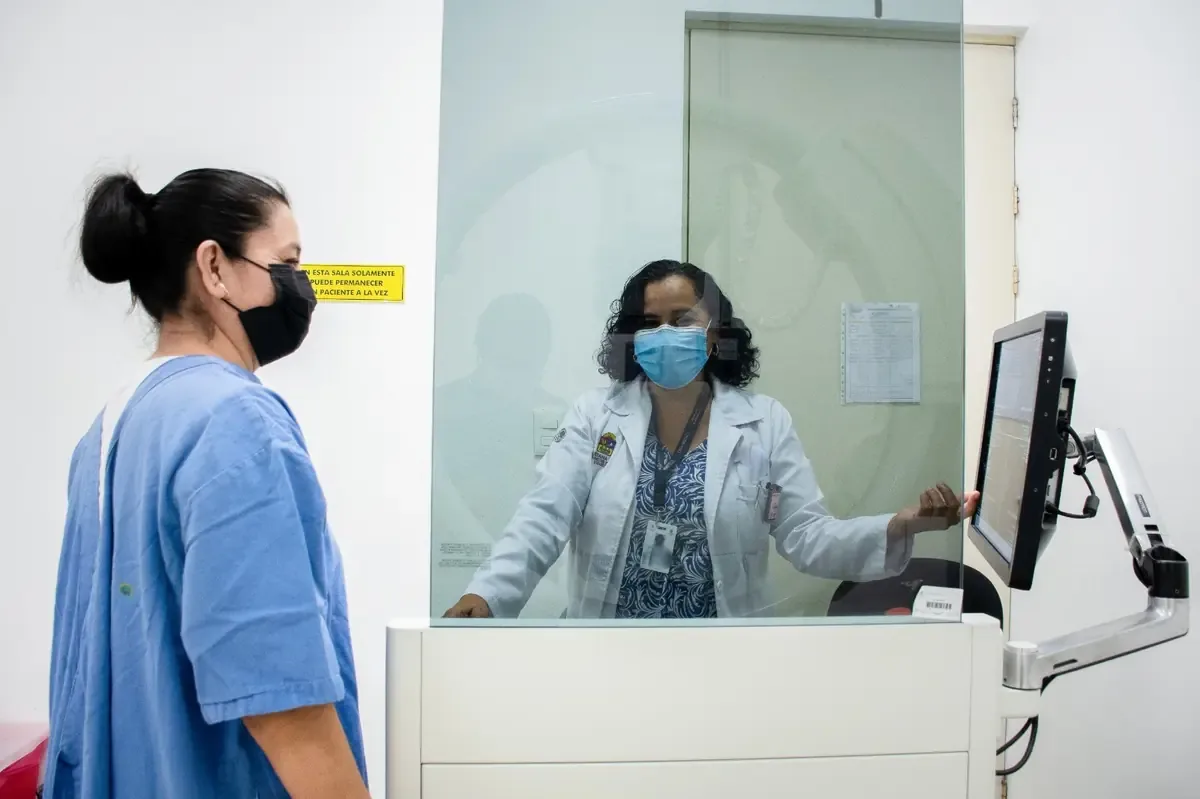 La campaña del gobierno estatal busca mejorar la detección temprana del cáncer de mama entre mujeres.