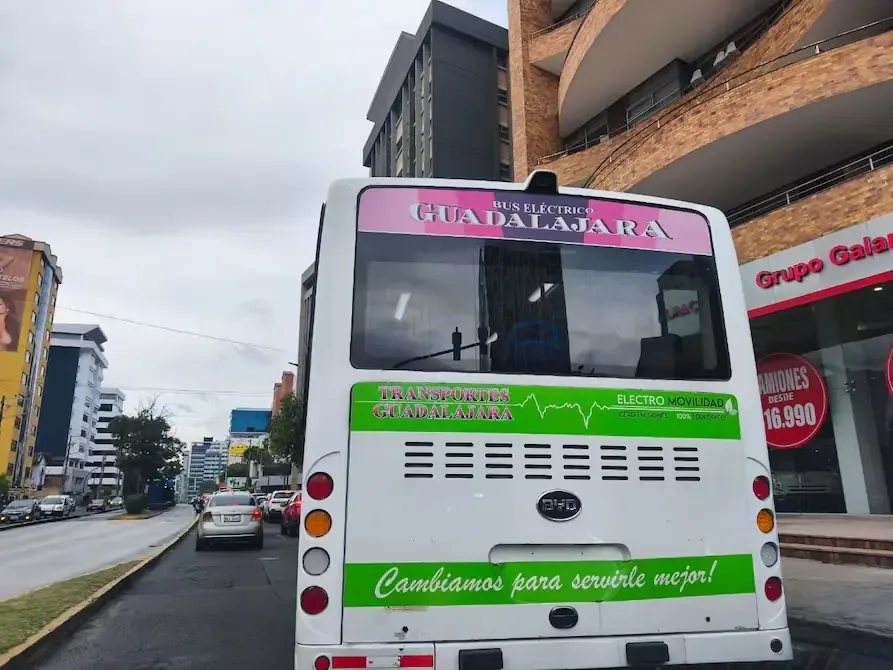 La ciudad enfrenta preguntas sobre tarifas y calidad del servicio mientras avanza hacia la electrificación del transporte.