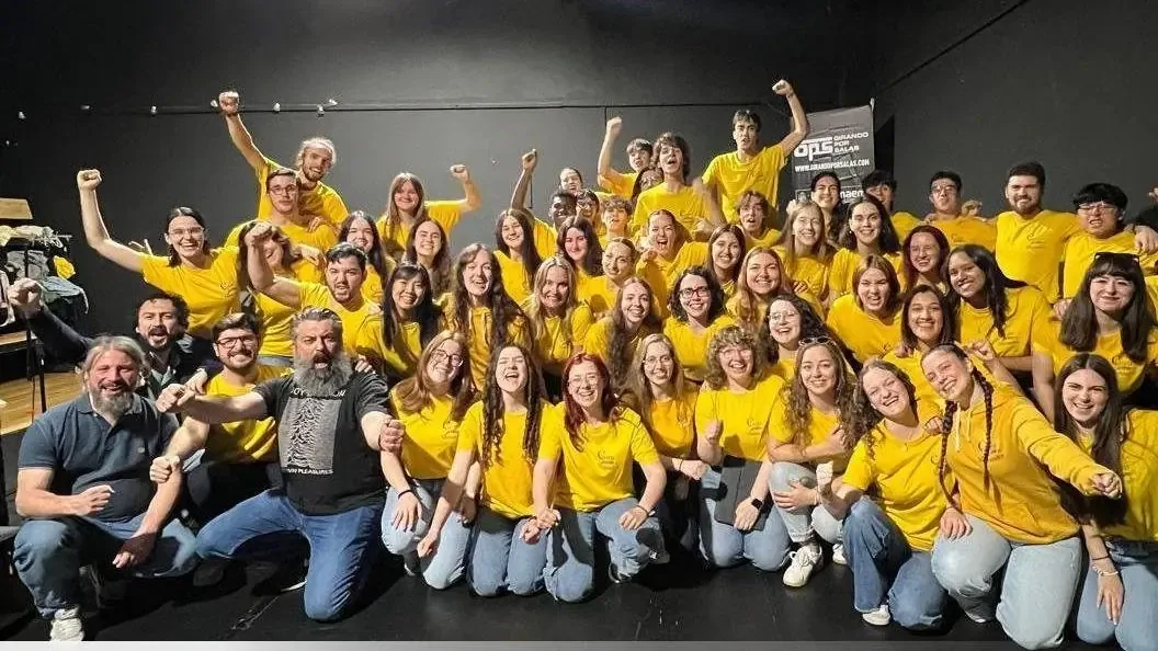 La pieza coral de Ettore Formicone celebra el regreso del Racing a Primera División con un sonido auténtico y emotivo.