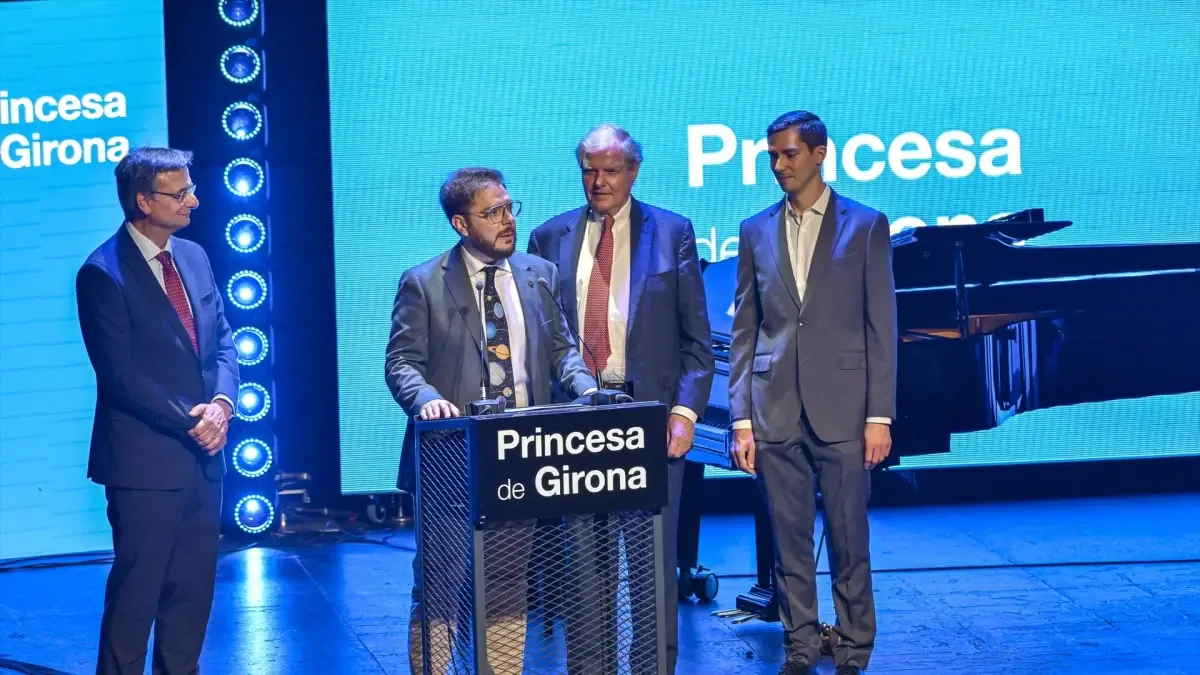 Este astrofísico es reconocido por sus contribuciones al estudio de exoplanetas y su labor para inspirar a jóvenes científicos.