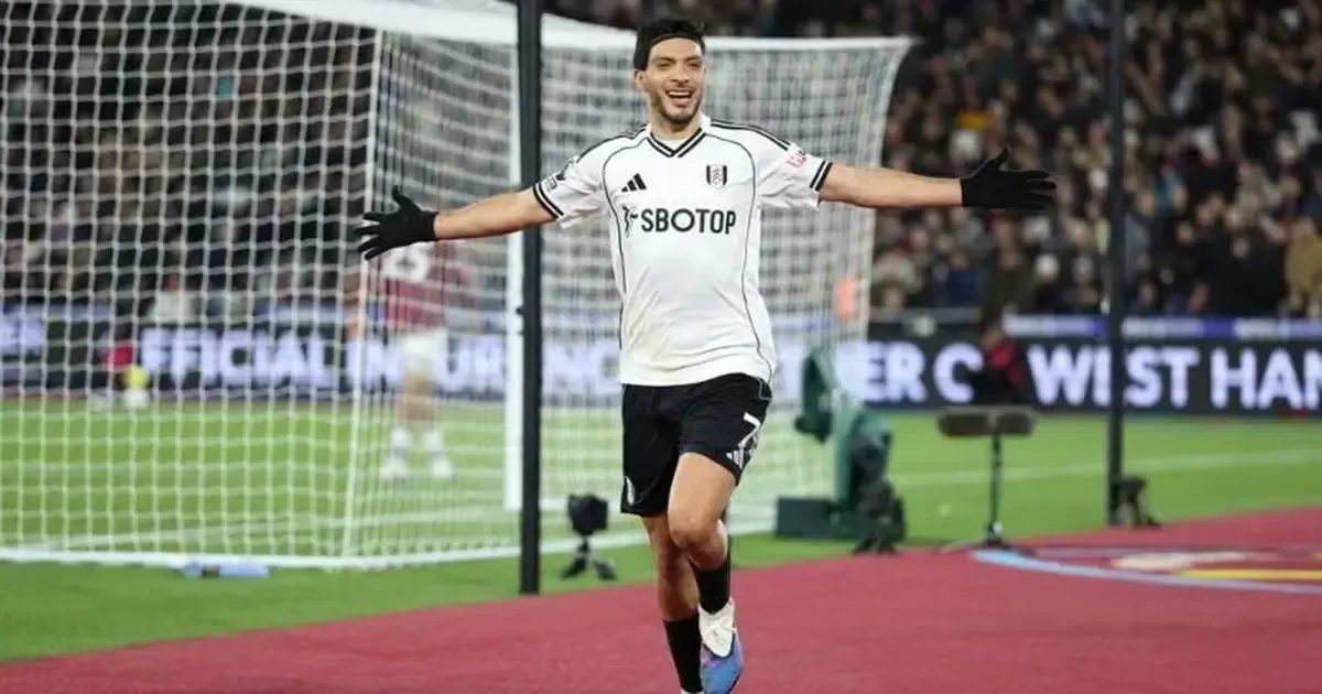 Raúl Jiménez celebra su gol 200 durante un partido en la Premier League.