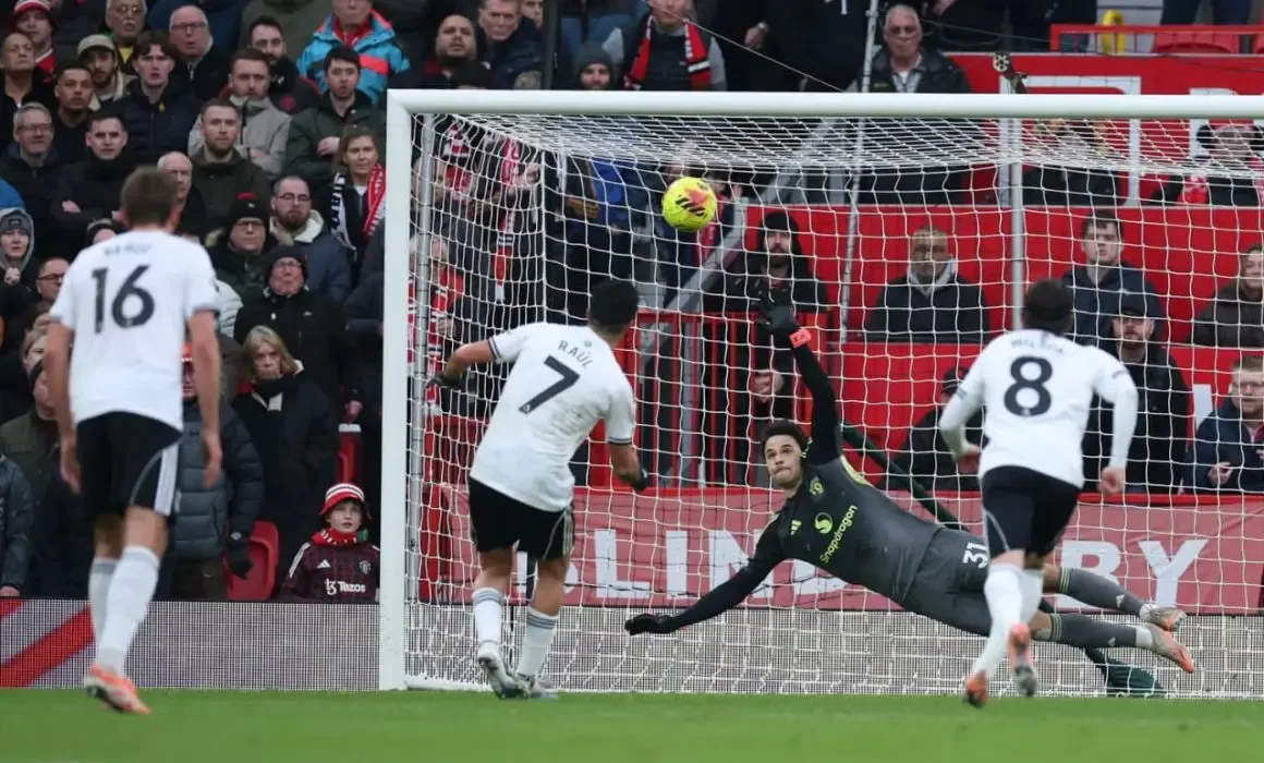 Raúl Jiménez celebra su gol durante el partido en Old Trafford.