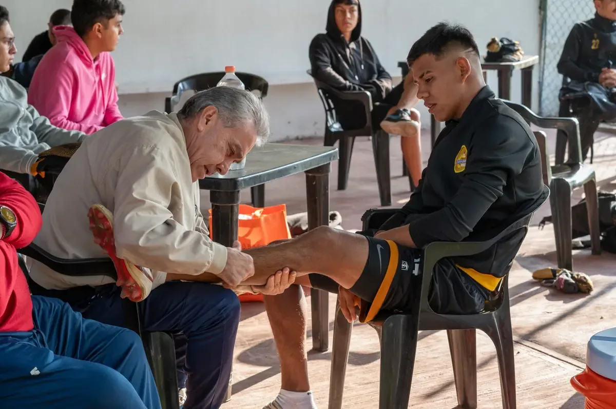 El delantero mexicano se perderá la Fecha FIFA de septiembre y octubre por una leve lesión en la rodilla.