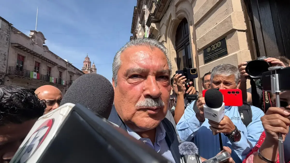 El senador con licencia analizará acciones legales tras no ser favorecido en el proceso interno de Morena.