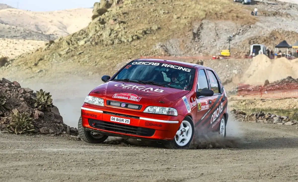 Este evento automovilístico destaca por desafiar a los participantes con condiciones difíciles.
