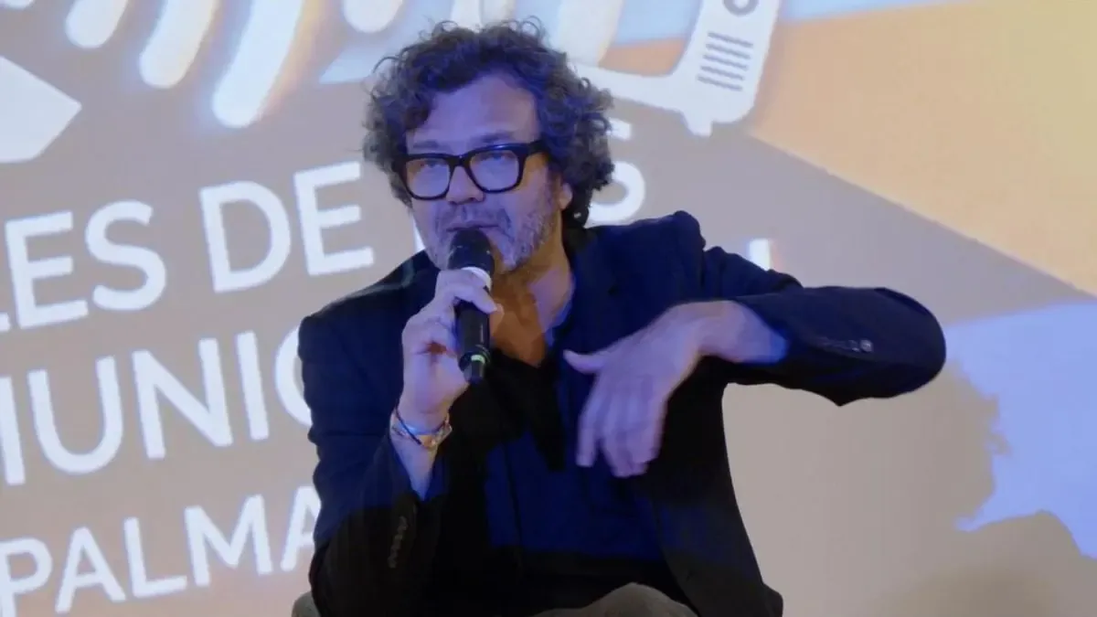El escritor y periodista destaca la importancia de la identidad cultural en la creación literaria y periodística.